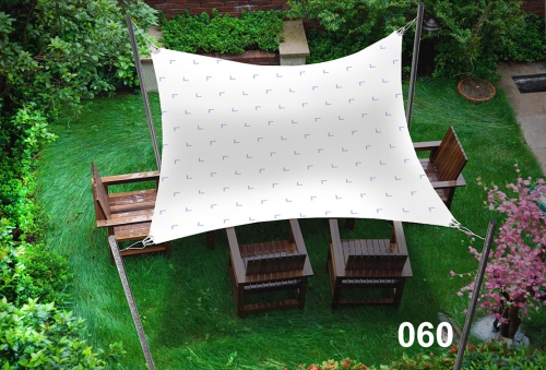 Vodotěsná stínicí plachta 3x3 m s decentním potiskem nad sadou dřevěného nábytku v zahradě