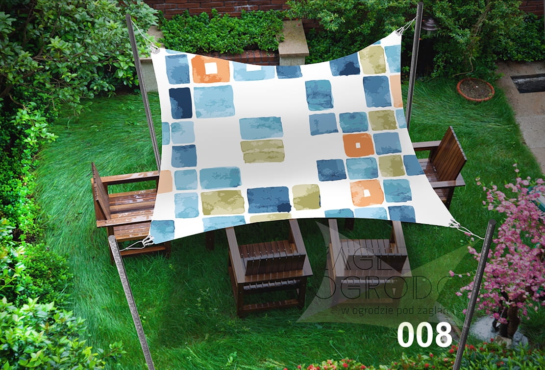 Voile d'ombrage imperméable 3x4,5 m avec imprimé carrés colorés au-dessus des meubles de terrasse