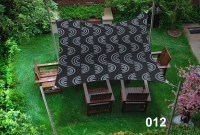 Voile d'ombrage imperméable 3x4,5 m aux motifs graphite, protégeant des meubles en bois sur une pelouse verte