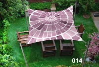 Voile d'ombrage imperméable 3x4,5 m motif mosaïque violet au-dessus d'un salon de jardin en bois