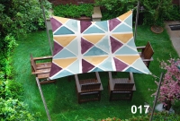 Voile d'ombrage à motifs 3x4,5 m au-dessus de meubles en bois sur la pelouse, protégeant du soleil et de la pluie