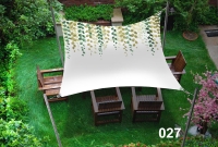 Voile d'ombrage imperméable 3x4,5 m avec motif végétal au-dessus de fauteuils en bois dans le jardin