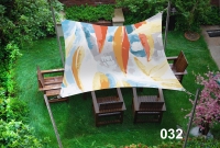 Voile d'ombrage à motifs 3x4,5 m ombrageant des meubles en bois sur une pelouse verte dans un jardin