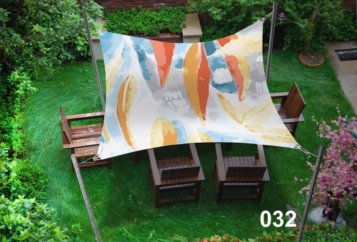 Voile d'ombrage à motifs 3x4,5 m ombrageant des meubles en bois sur une pelouse verte dans un jardin