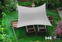 Voile d'ombrage à motifs 3x4,5 m avec impression premium au-dessus de chaises en bois dans un jardin sur l'herbe