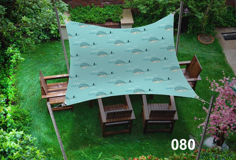 Voile d'ombrage imperméable 3x4,5 m avec imprimé baleines au-dessus de meubles de jardin en bois sur la pelouse