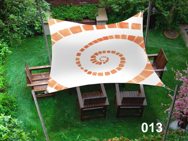 Voile d'ombrage imperméable 3x4,5 m avec motif spirale, installée au-dessus de meubles en bois dans un jardin