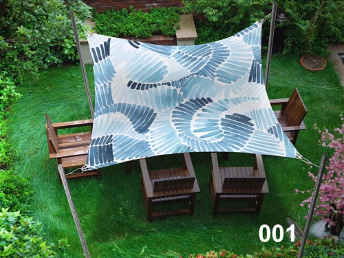Voile d'ombrage imperméable 3x5 m avec motif bleu au-dessus des meubles de terrasse sur la pelouse
