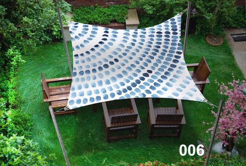 Voile d'ombrage imperméable 3x5 m à motif bleu protégeant les meubles en bois sur la pelouse du jardin
