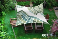 Voile d'ombrage imperméable 3x5 m motif mosaïque verte au-dessus de meubles en bois