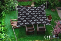 Voile d'ombrage imperméable 3x5 m avec motif sombre au-dessus des chaises de jardin sur la pelouse