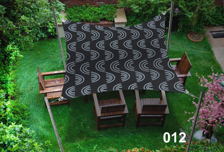 Voile d'ombrage imperméable 3x5 m avec motif d'arcs noirs au-dessus de chaises de jardin en bois