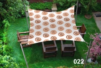 Voile d'ombrage imperméable 3x5 m aux motifs marrons au-dessus d'une table et de chaises en bois dans un jardin