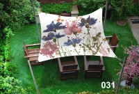 Voile d'ombrage imperméable 3x5 m avec motif floral au-dessus de chaises en bois sur la pelouse