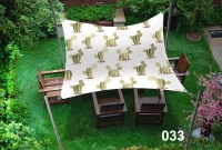 Voile d'ombrage imperméable 3x5 m avec motif cactus au-dessus de meubles en bois sur une pelouse
