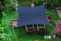 Voile d'ombrage imperméable 3x5 m à motifs ancres au-dessus de meubles de jardin en bois sur la pelouse
