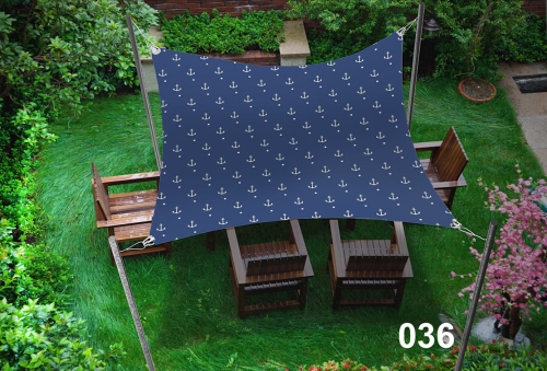 Voile d'ombrage imperméable 3x5 m à motifs ancres au-dessus de meubles de jardin en bois sur la pelouse