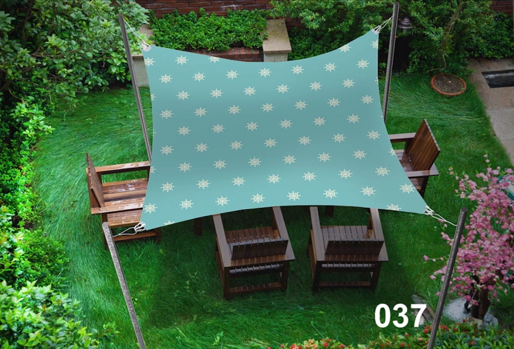 Voile d'ombrage imperméable 3x5 m à motifs marins protégeant des meubles en bois sur une pelouse verte