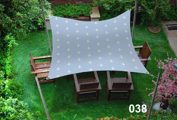 Voile d'ombrage gris 3x5 m avec motif d'ancres au-dessus de meubles en bois sur une pelouse verte