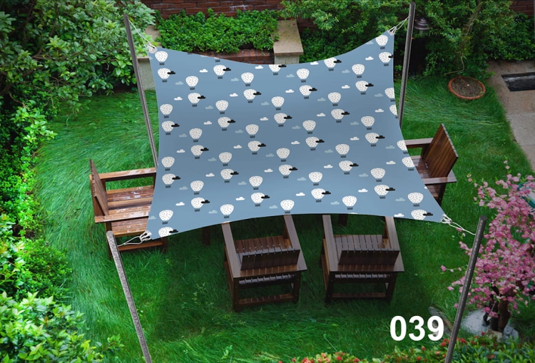 Voile d'ombrage imperméable 3x5 m avec motif ballons, protégeant les meubles de jardin sur la pelouse