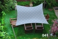 Graues wasserdichtes Sonnensegel 3x5 m mit weißem Muster über einem Couchtisch im Garten turnus premium