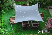Voile d'ombrage imperméable grise 3x5 m avec motif blanc au-dessus d'une table basse de jardin turnus premium