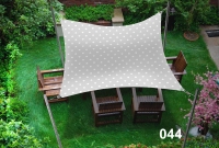 Voile d'ombrage imperméable 3x5 m avec motif blanc au-dessus de meubles en bois dans le jardin