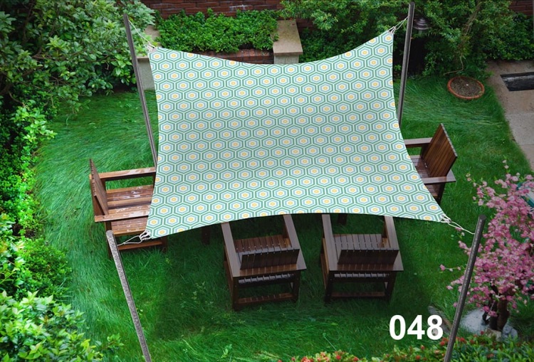 Voile d'ombrage imperméable 3x5 m avec motif hexagonal au-dessus de meubles en bois dans un jardin