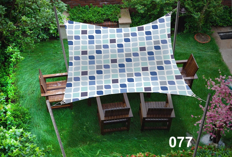 Voile d'ombrage imperméable 3x5 m avec motif de losanges bleus au-dessus des meubles de terrasse sur l'herbe