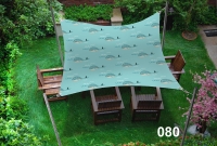 Voile d'ombrage imperméable 3x5 m à motif baleines au-dessus d'un salon de jardin en bois sur la pelouse