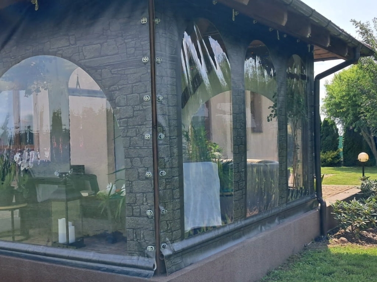 Bâche de terrasse transparente avec impression imitation pierre, équipée de fenêtres et de supports de fixation