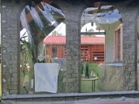 Bâche de terrasse transparente avec impression imitation mur de pierre et fenêtres cintrées sur mesure