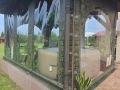 Prelată transparentă pentru terasă cu imprimeu de zid care protejează un spa de grădină rotund sub acoperiș