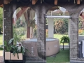 Prelată transparentă pentru terasă cu model de zid, care protejează un jacuzzi gonflabil rotund sub acoperiș