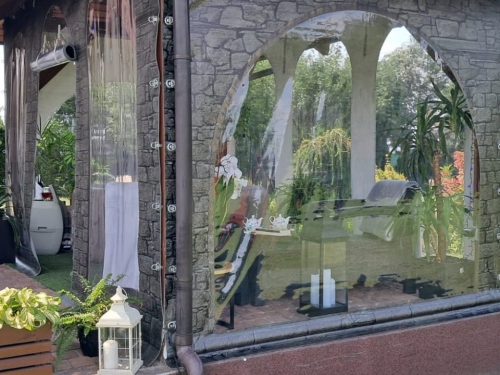 Bâche de terrasse transparente avec impression imitation mur, sur mesure, avec fenêtre et attaches pivotantes