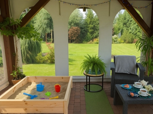 Bâche transparente pour terrasse avec motif d'arches, protégeant le pavillon, le bac à sable et les meubles de jardin