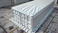 Wit afdekzeil voor transportcontainer op maat gemaakt, met metalen ringen voor mechanische bevestiging