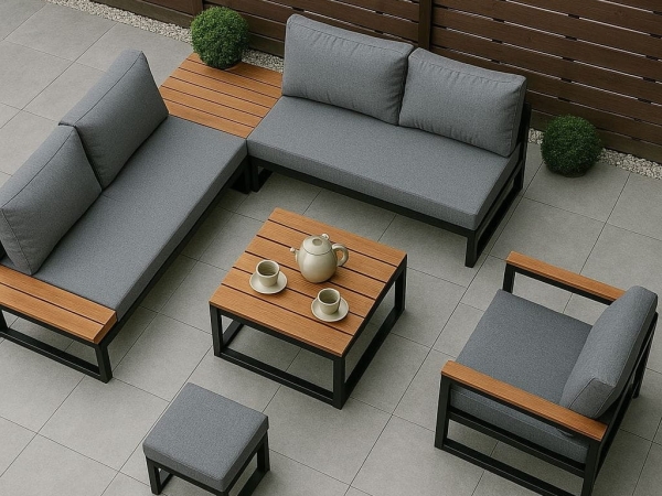 Fauteuils et canapé de jardin gris modernes avec finitions en bois sur une terrasse à côté d'une table basse carrée