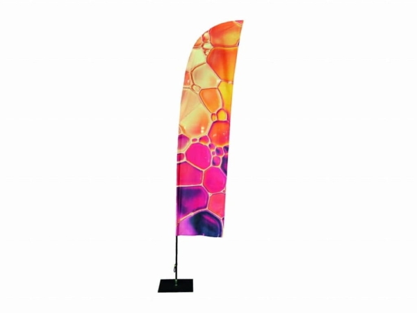 Beachflag publicitaire coloré avec motif de cellules abstrait sur socle noir, conçu pour l'extérieur