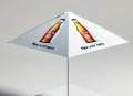 Witte parasol met opdruk van bierflesjes, ideaal voor outdoor evenementen en terrassen