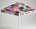 Reclameparasol voor evenementen met kleurrijke mozaïekprint en logo's op een wit frame