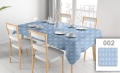 Vlekafstotend blauw reclame Tafelkleed met witte blaadjes op een tafel in een lichte eetkamer met witte stoelen