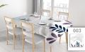 Vlekafstotend reclametafelkleed met moderne print van rijen en bladeren op een eettafel met stoelen