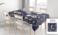 Vlekafstotend reclame Tafelkleed met bloemenprint op een gedekte eettafel in een eetkamer met witte stoelen