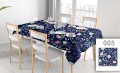 Donkerblauw reclame-tafelkleed met bloemenpatroon op een eettafel met wit servies en stoelen