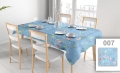 Vlekafstotend reclame Tafelkleed met blauw bloemmotief op een eettafel met witte stoelen