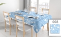 Vlekafstotend reclame Tafelkleed met blauw-wit bloemenmotief op een tafel in een lichte eetkamer