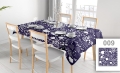 Vlekafstotend reclame-tafelkleed met wit bloemmotief op donkerblauwe achtergrond, uitgespreid op een eettafel