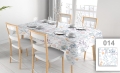 Vlekafstotend reclametafelkleed met kleurrijke bloemenprint op een eettafel met witte stoelen