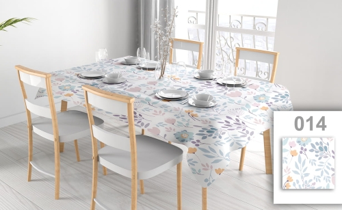 Plamoodporny obrus reklamowy z kolorowym nadrukiem kwiatowym na stole w jadalni z białymi krzesłami